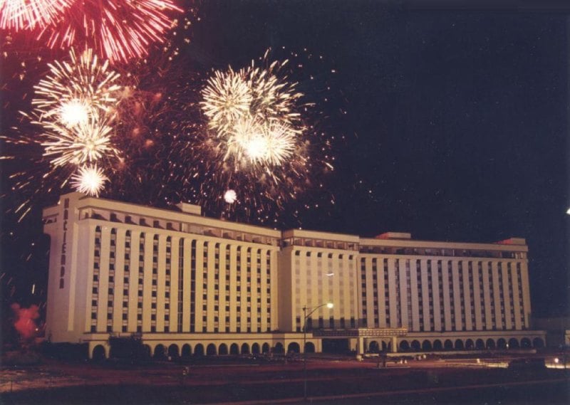  The Hacienda wenige Minuten vor dem von Feuerwerk begleiteten Abriss, 1996