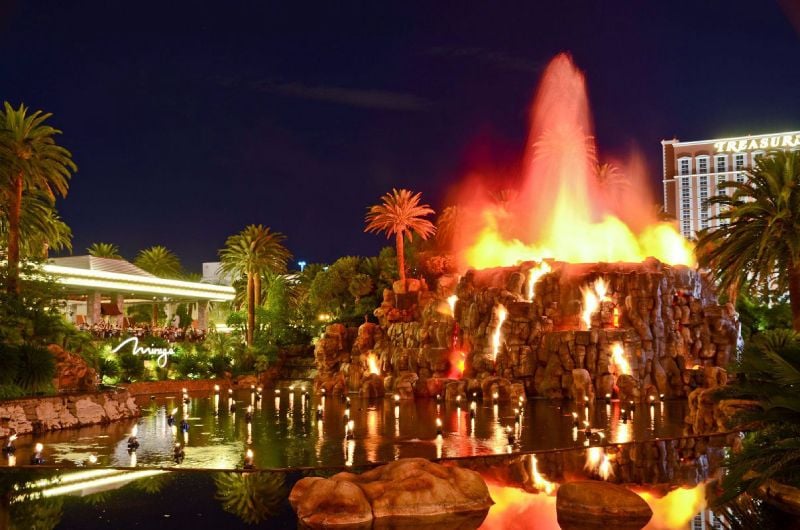 künstlicher Vulkan und 15-Meter langen Aquarium in Mirage, Las Vegas